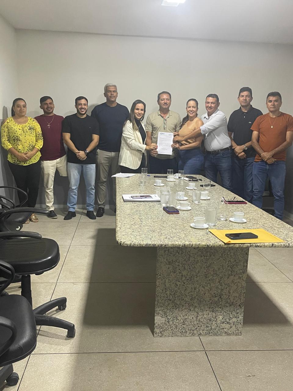 Secretária Municipal de Educação apresenta aos vereadores governistas Projeto de reajuste salarial para os professores