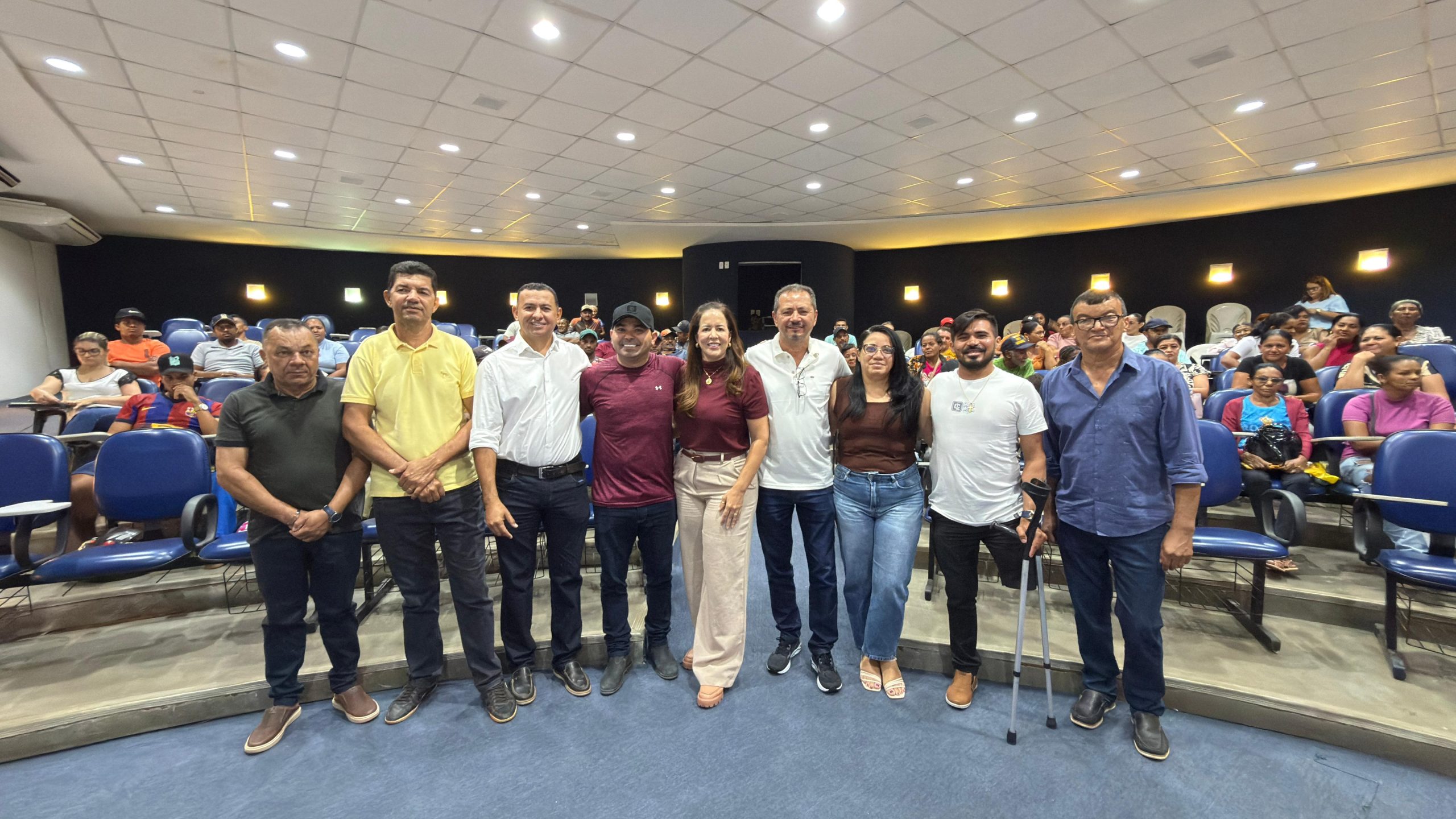 Vereadores participam da entrega de 197 títulos de terras e cessão de prédios públicos